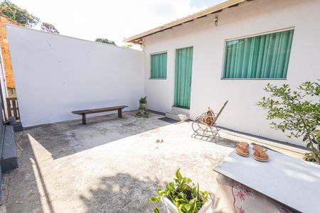 Casa à venda com 220m², 2 quartos e 5 vagascasa 1: entrada e estacionamento