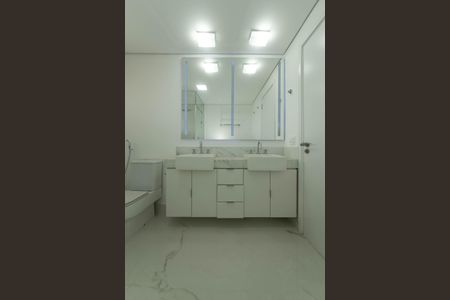 Apartamento à venda com 341m², 4 quartos e 6 vagas Apartamento à venda com 341m², 4 quartos e 6 vagasBanheiro da Suite 3