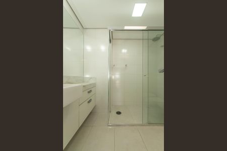 Apartamento à venda com 341m², 4 quartos e 6 vagas Apartamento à venda com 341m², 4 quartos e 6 vagasBanheiro da Suíte 1