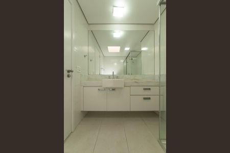 Apartamento à venda com 341m², 4 quartos e 6 vagas Apartamento à venda com 341m², 4 quartos e 6 vagasBanheiro da Suíte 1