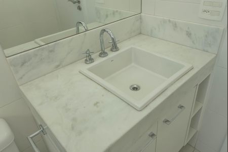 Apartamento à venda com 341m², 4 quartos e 6 vagas Apartamento à venda com 341m², 4 quartos e 6 vagasBanheiro da Suíte 2