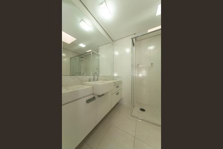 Apartamento à venda com 341m², 4 quartos e 6 vagas Apartamento à venda com 341m², 4 quartos e 6 vagasBanheiro da Suíte 1