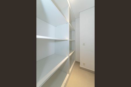 Apartamento à venda com 341m², 4 quartos e 6 vagas Apartamento à venda com 341m², 4 quartos e 6 vagasCozinha - Despensa