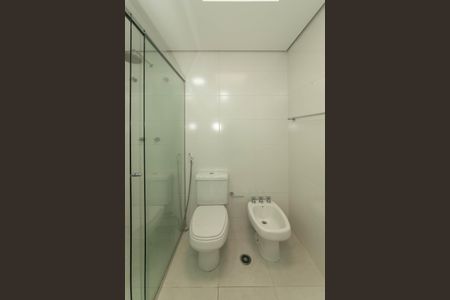 Apartamento à venda com 341m², 4 quartos e 6 vagas Apartamento à venda com 341m², 4 quartos e 6 vagasBanheiro da Suíte 1