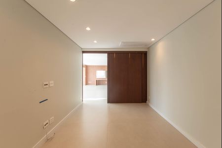 Apartamento à venda com 341m², 4 quartos e 6 vagas Apartamento à venda com 341m², 4 quartos e 6 vagasSala de TV