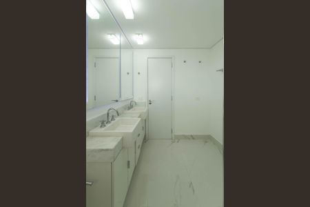 Apartamento à venda com 341m², 4 quartos e 6 vagas Apartamento à venda com 341m², 4 quartos e 6 vagasBanheiro da Suite 3