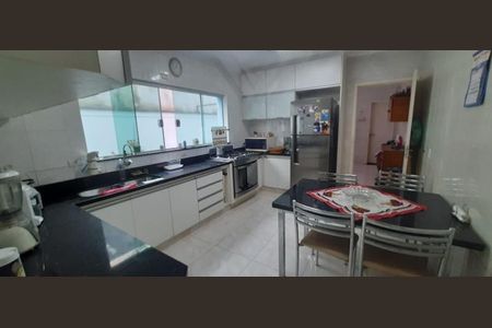 Foto 01 de casa à venda com 4 quartos, 220m² em Vila Lucia, São Paulo