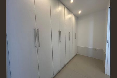 Casa de condomínio para alugar com 190m², 3 quartos e 3 vagas Casa de condomínio para alugar com 190m², 3 quartos e 3 vagasSuíte closet