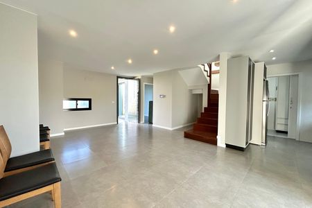 Sala de casa de condomínio para alugar com 3 quartos, 190m² em Campeche, Florianópolis