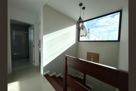 Casa de condomínio para alugar com 190m², 3 quartos e 3 vagas Casa de condomínio para alugar com 190m², 3 quartos e 3 vagasEscada