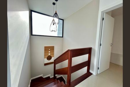 Casa de condomínio para alugar com 190m², 3 quartos e 3 vagas Casa de condomínio para alugar com 190m², 3 quartos e 3 vagasEscada
