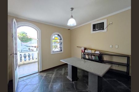 Casa à venda com 210m², 5 quartos e 4 vagas