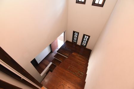 Casa à venda com 242m², 3 quartos e 2 vagasEscadas