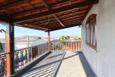 Casa à venda com 545m², 5 quartos e 4 vagas Casa à venda com 545m², 5 quartos e 4 vagasVaranda