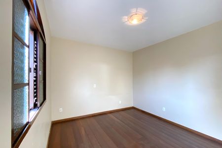 Casa à venda com 545m², 5 quartos e 4 vagas Casa à venda com 545m², 5 quartos e 4 vagasQuarto 1