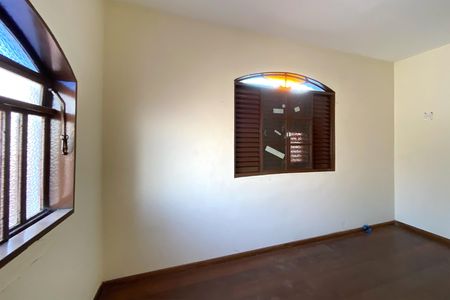 Casa à venda com 545m², 5 quartos e 4 vagas Casa à venda com 545m², 5 quartos e 4 vagasQuarto 3