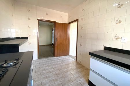 Casa à venda com 545m², 5 quartos e 4 vagas Casa à venda com 545m², 5 quartos e 4 vagasCozinha