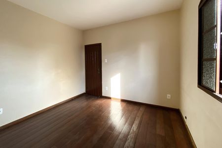 Casa à venda com 545m², 5 quartos e 4 vagas Casa à venda com 545m², 5 quartos e 4 vagasQuarto 1