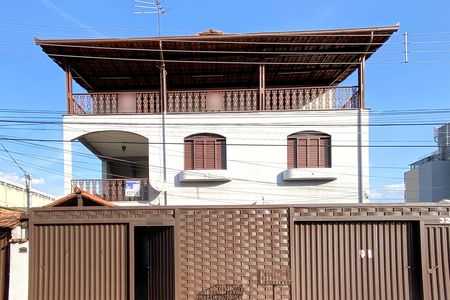 Casa à venda com 545m², 5 quartos e 4 vagas Casa à venda com 545m², 5 quartos e 4 vagasFachada