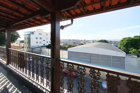 Casa à venda com 545m², 5 quartos e 4 vagas Casa à venda com 545m², 5 quartos e 4 vagasVaranda