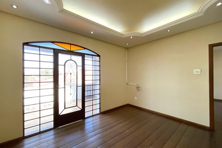Casa à venda com 545m², 5 quartos e 4 vagas Casa à venda com 545m², 5 quartos e 4 vagasSala