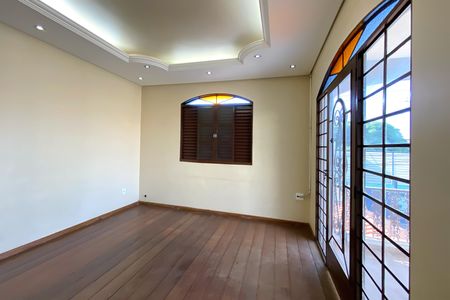 Casa à venda com 545m², 5 quartos e 4 vagas Casa à venda com 545m², 5 quartos e 4 vagasSala