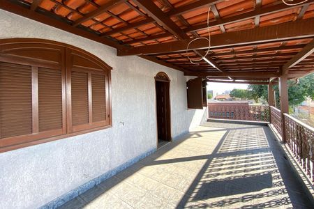Casa à venda com 545m², 5 quartos e 4 vagas Casa à venda com 545m², 5 quartos e 4 vagasVaranda