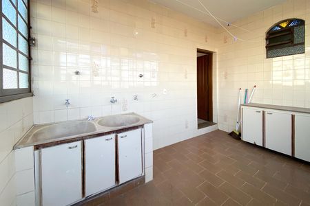 Casa à venda com 545m², 5 quartos e 4 vagas Casa à venda com 545m², 5 quartos e 4 vagasÁrea de Serviço