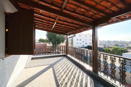 Casa à venda com 545m², 5 quartos e 4 vagas Casa à venda com 545m², 5 quartos e 4 vagasVaranda
