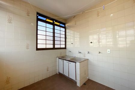 Casa à venda com 545m², 5 quartos e 4 vagas Casa à venda com 545m², 5 quartos e 4 vagasÁrea de Serviço