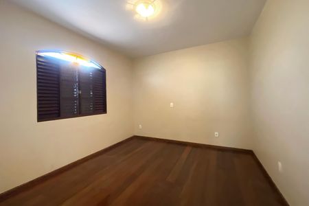 Casa à venda com 545m², 5 quartos e 4 vagas Casa à venda com 545m², 5 quartos e 4 vagasQuarto 1