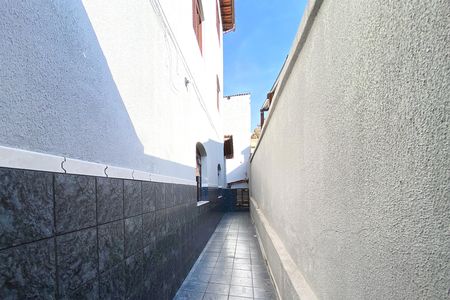 Casa à venda com 545m², 5 quartos e 4 vagas Casa à venda com 545m², 5 quartos e 4 vagasCorredor externo