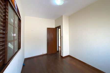 Casa à venda com 545m², 5 quartos e 4 vagas Casa à venda com 545m², 5 quartos e 4 vagasQuarto 2