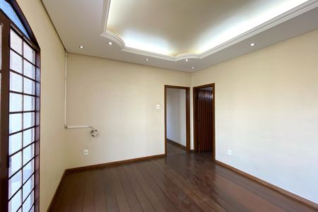 Casa à venda com 545m², 5 quartos e 4 vagas Casa à venda com 545m², 5 quartos e 4 vagasSala