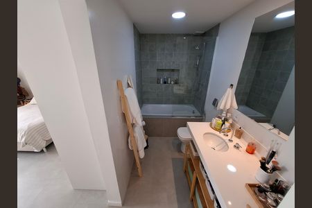 Apartamento à venda com 67m², 2 quartos e 1 vaga Apartamento à venda com 67m², 2 quartos e 1 vagaBanheiro da suíte