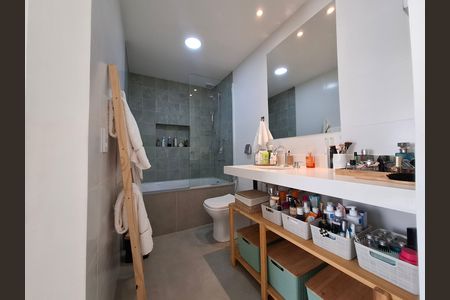 Apartamento à venda com 67m², 2 quartos e 1 vaga Apartamento à venda com 67m², 2 quartos e 1 vagaBanheiro da suíte