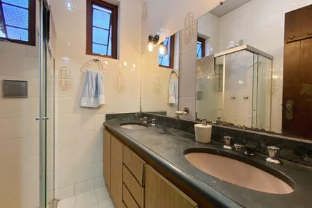Casa à venda com 520m², 5 quartos e 3 vagasBanheiro 2