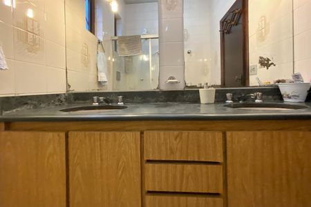 Casa à venda com 520m², 5 quartos e 3 vagasBanheiro 1