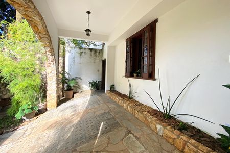 Casa à venda com 520m², 5 quartos e 3 vagasEntrada