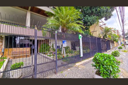 Apartamento à venda com 104m², 3 quartos e 2 vagas Apartamento à venda com 104m², 3 quartos e 2 vagasFachado do condomínio com placa