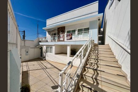 Casa para alugar com 160m², 3 quartos e sem vaga Casa para alugar com 160m², 3 quartos e sem vagaFachada