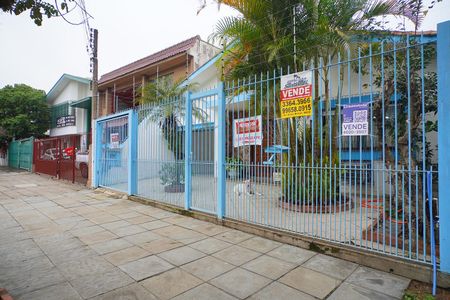 Casa à venda com 300m², 3 quartos e 2 vagas Casa à venda com 300m², 3 quartos e 2 vagasFachada