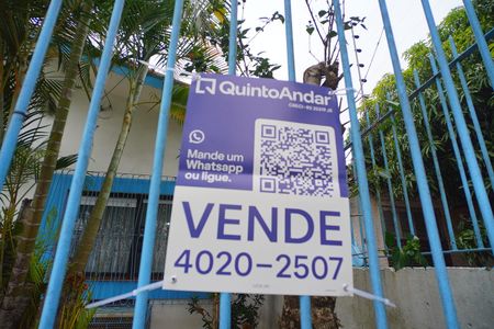 Casa à venda com 300m², 3 quartos e 2 vagas Casa à venda com 300m², 3 quartos e 2 vagasFachada
