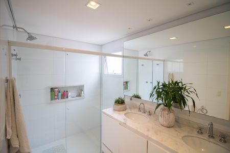 Apartamento à venda com 205m², 4 quartos e 4 vagasBANHEIRO DA SUÍTE 1