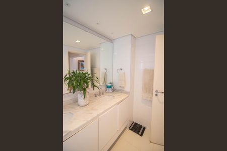 Apartamento à venda com 205m², 4 quartos e 4 vagasBANHEIRO DA SUÍTE 1