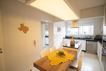 Apartamento à venda com 205m², 4 quartos e 4 vagasCOZINHA