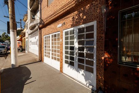 Casa à venda com 184m², 4 quartos e 2 vagas Casa à venda com 184m², 4 quartos e 2 vagasFachada
