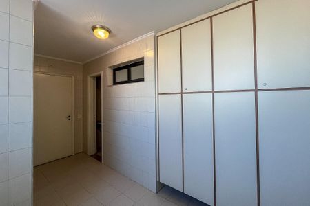 Apartamento à venda com 204m², 4 quartos e 2 vagas Apartamento à venda com 204m², 4 quartos e 2 vagasÁrea de Serviço