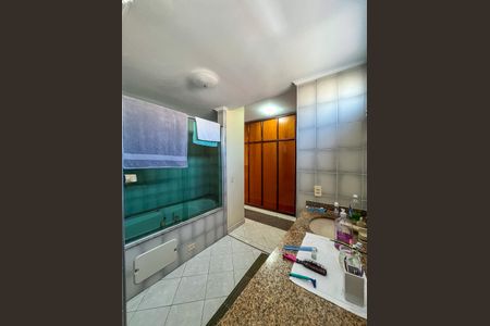Apartamento à venda com 204m², 4 quartos e 2 vagas Apartamento à venda com 204m², 4 quartos e 2 vagasBanheiro da Suíte