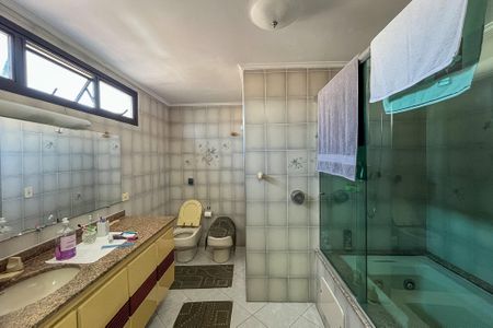 Apartamento à venda com 204m², 4 quartos e 2 vagas Apartamento à venda com 204m², 4 quartos e 2 vagasBanheiro da Suíte